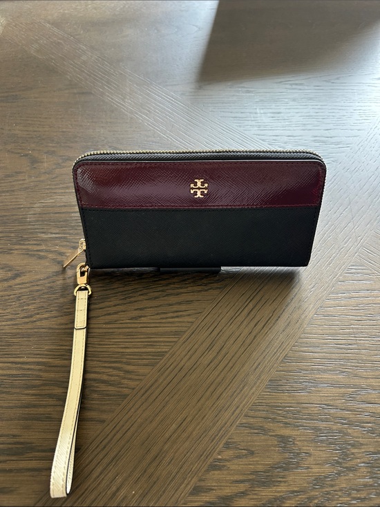 Tory Burch Handbags - Tory Burch Emerson Mixed Material Continental Wristlet Clutch Wallet LIKE NEW